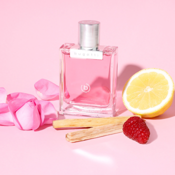 Perfumy Bugatti Bella Donna ROSA: różowy flakon, róże, cytryna, maliny. Świeży kwiatowo-owocowy zapach.