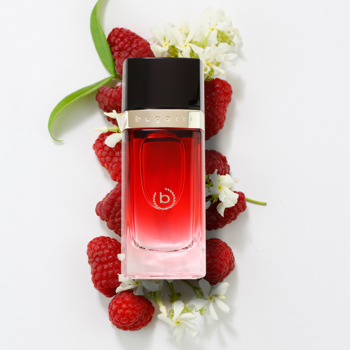 Damska woda perfumowana Bugatti Eleganza Rossa, butelka z czerwonym gradientem wśród malin i kwiatów na białym tle.
