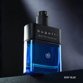 Woda toaletowa Bugatti Deep Blue Performance; granatowa butelka z ciemnoniebieskim płynem, widok pod kątem.