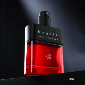 Zbliżenie na czerwoną, szklaną butelkę Bugatti Performance Red, wody toaletowej, z czarną nakrętką.