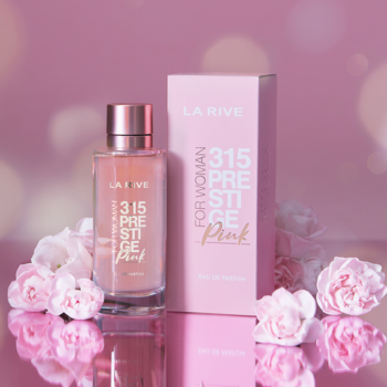 La Rive 315 Prestige Pink woda perfumowana dla kobiet. Różowa butelka i pudełko, obok kwiaty, na błyszczącym różowym tle.