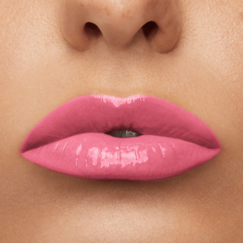 Zbliżenie na usta pomalowane błyszczącą pomadką Maybelline Super Stay Vinyl Ink w odcieniu intensywnego różu.