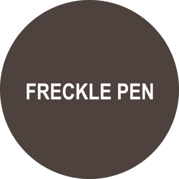 Ciemnobrązowy okrągły piktogram z białym napisem FRECKLE PEN, symbolizujący pisak do piegów Eveline.