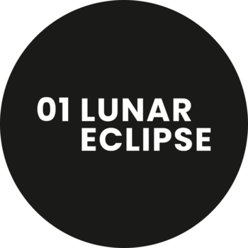 Czarne koło z białym napisem "01 LUNAR ECLIPSE", oznaczające odcień czarnej, wodoodpornej kredki do oczu.