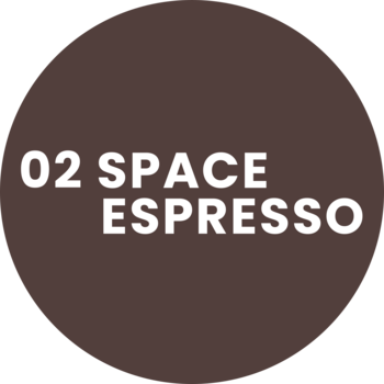 Brązowa etykieta automatycznej kredki do oczu Stars from the Stars 02 Space Espresso z białym tekstem.