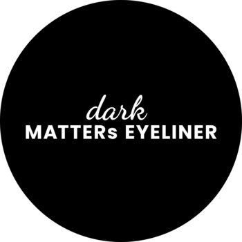 Logo Stars from the Stars Dark Matters eyeliner: białe napisy, 'dark' kursywą, 'MATTERS EYELINER' pogrubione, na czarnym tle.