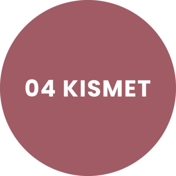 Ciemnoróżowy okrągły swatch konturówki do ust Kismet 04 Written In The Stars, z białym numerem i nazwą odcienia.