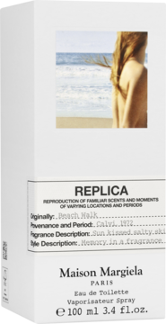Białe pudełko Maison Margiela Replica Beach Walk Eau de Toilette 100ml, widok pod kątem, z grafiką plaży.