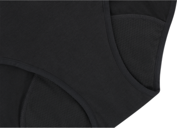 Czarne majtki menstruacyjne z bawełny organicznej, zbliżenie na nogawkę i chłonne warstwy.