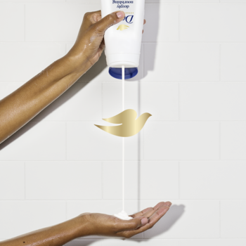 Żel Dove Advanced Care Deeply Nourishing wylewany z białej butelki na dłoń, ze złotym logo Dove w strumieniu.