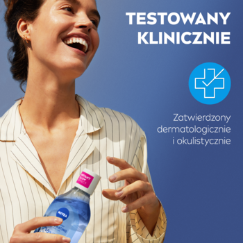 Uśmiechnięta kobieta trzyma NIVEA płyn micelarny z 5% serum w niebieskiej butelce na tle testów klinicznych.