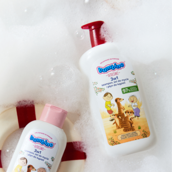 Duża butelka Bambino Dzieciaki żelu 2w1 (1000 ml) z czerwoną pompką i surykatkami, w pianie z kołem ratunkowym.