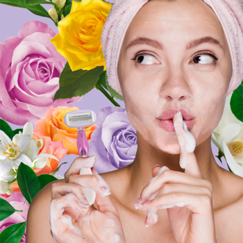 Kobieta z różowym ręcznikiem, trzyma maszynkę BIC Soleil Escape Róża & Magnolia z pianą, gest shhh, kwieciste tło.