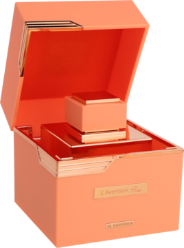 L'Aventure Rose, woda perfumowana Al Haramain w otwartym brzoskwiniowym pudełku, złote detale, widok z przodu.