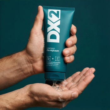 Męski szampon DX2 przeciw wypadaniu i przetłuszczaniu, turkusowa tubka wyciskana do dłoni.