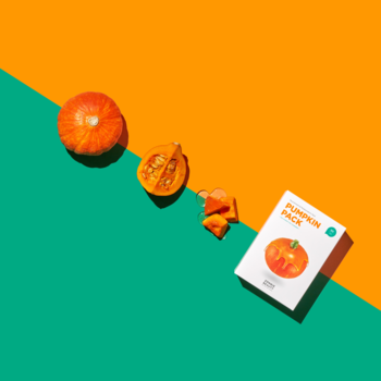 Maseczki do twarzy Zombie Beauty Pumpkin Pack z dynią. Dynia i opakowanie produktu na pomarańczowo-zielonym tle.