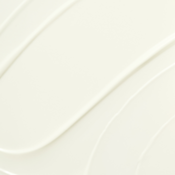Zbliżenie na białą, gładką teksturę kremu przeciwsłonecznego SPF 50+ z subtelnymi falami.