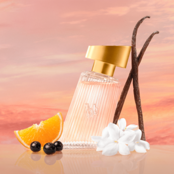 Bruno Banani Radiant Woman EdP. Ryflowany flakon, mandarynka, jaśmin i wanilia na tle różowego zachodu słońca.