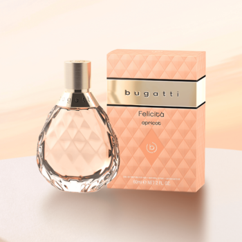 Bugatti Felicità Apricot woda perfumowana. Fasetkowana butelka ze złotą zakrętką obok brzoskwiniowego pudełka na jasnym tle.