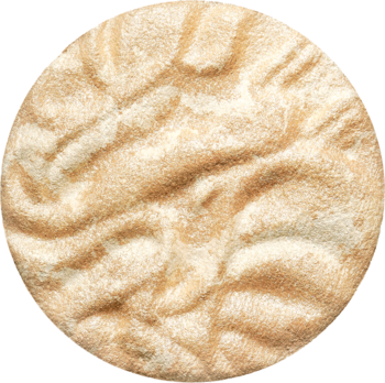 Jasnobeżowy rozświetlacz Revolution Reloaded Raise the Bar, okrągły, z reliefowym pofalowanym wzorem, widok z góry.