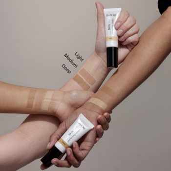 Upiększający podkład IsaDora Skin Tint Perfecting Cream: swatche Light, Medium, Deep na rękach, z tubkami.