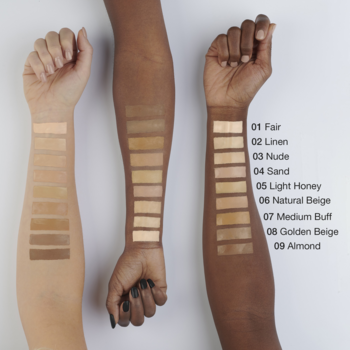 9 swatchy podkładu IsaDora Skin Beauty Perfecting & Protecting na trzech ramionach, od jasnej do ciemnej karnacji.