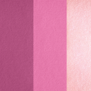 IsaDora Blush Trio Fuksja: bliskie ujęcie trzech pionowych pasów różu od ciemnego do bardzo jasnego.