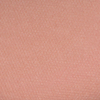 Zbliżenie jasnej, brzoskwiniowo-różowej skóry z delikatną teksturą, tło dla różu IsaDora Perfect Blush.