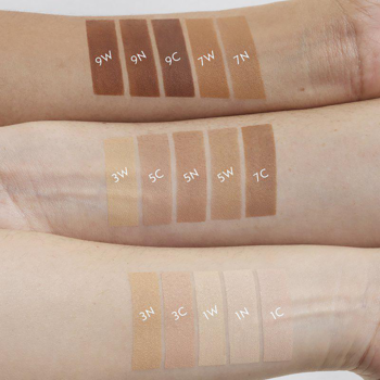 Swatches of IsaDora No Compromise matujący podkład na trzech ramionach, prezentujące różne odcienie od ciemnych do jasnych.