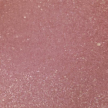 Makro ujęcie kremowej tekstury pomadki IsaDora Perfect Moisture Lipstick w odcieniu 226 Angelic Nude, lekko rozmyte.