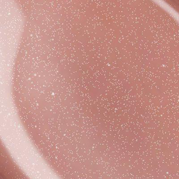 Shimmering tekstura nawilżającego błyszczyka IsaDora Glossy Lip Treat Ginger Glaze z rozświetlającymi drobinkami.