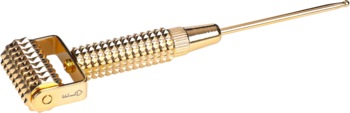 Gold Derma Roller: złoty, karbowany masażer do twarzy z długą rączką, widok z boku na czarnym tle.