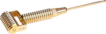 Złoty Derma Roller do twarzy, 24k, z karbowaną powierzchnią. Widok z boku na czarnym tle.