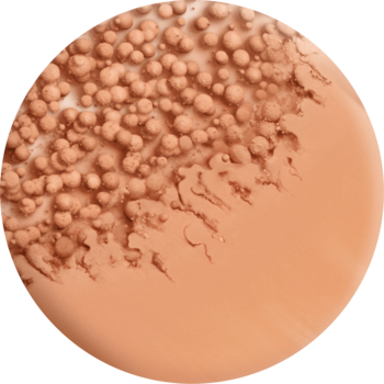 Bourjois Healthy Mix Glow Tint Essence: zbliżenie na okrągły, beżowy swatch z widocznymi perłami pigmentu.