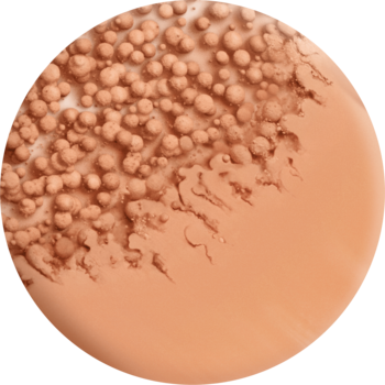 Bourjois Healthy Mix Glow Tint Essence: zbliżenie na okrągły, beżowy swatch z widocznymi perłami pigmentu.
