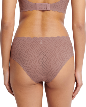 Tył koronkowych majtek Sloggi Zero Feel Bliss w pudrowym różu, z deseniem i falistymi brzegami na modelce.