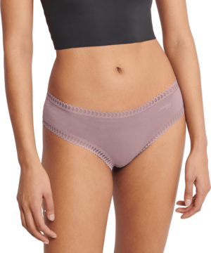 Sloggi Go Crush majtki hipster w pudrowym różu, z koronkowym wykończeniem, z miękkiej bawełny, widok z przodu.