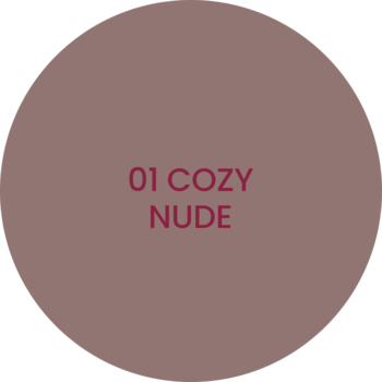 Okrągła próbka matowego odcienia Cozy Nude kredki Stars from The Stars z różowym tekstem "01 COZY NUDE".