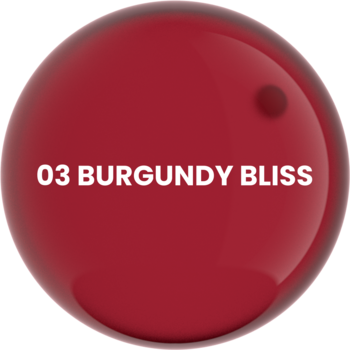 Zbliżenie na błyszczący, burgundowy swatch olejku do ust z widocznym napisem '03 Burgundy Bliss'.