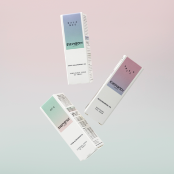 Trzy białe opakowania łagodzącego serum do twarzy Calm unoszące się na pastelowym tle, widoczne z różnych kątów.
