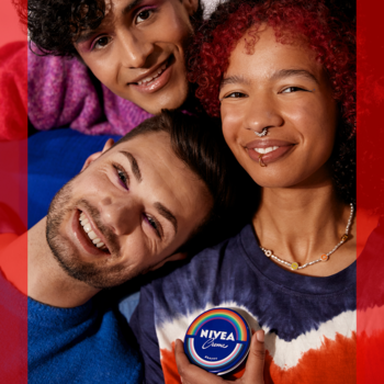 Trzy uśmiechnięte osoby trzymają NIVEA Creme #BeYou krem nawilżający do twarzy i ciała z tęczą.