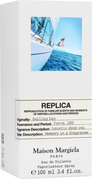 Białe opakowanie Replica Sailing Day 100ml EDT, Maison Margiela, z grafiką nurka obok łodzi, widok pod kątem.