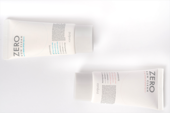 Dwie białe tubki tonującego kremu przeciwsłonecznego Zero Sun Clean 02 Tone Up SPF 50+, leżące na białym tle.