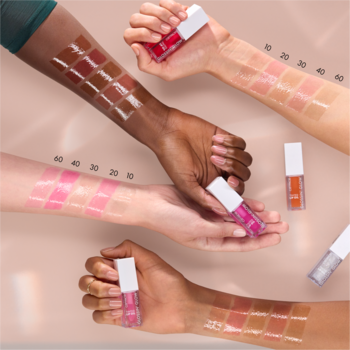 Olejek do ust Catrice Glossin' Glow: swatche różowych, brązowych odcieni na dłoniach o różnym kolorycie.