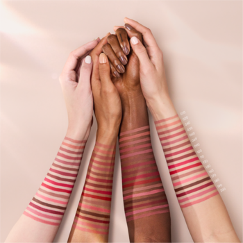 Catrice Plumping Lip Liner: Swatche wielu odcieni na czterech przedramionach o różnej karnacji, pokazujące pełną gamę.
