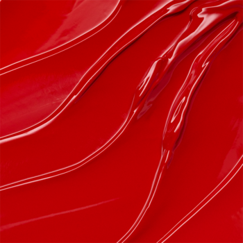 Gęsty, jaskrawo czerwony płyn matowej pomadki Catrice Endless Matte Red Flag w zbliżeniu, widoczne smugi.