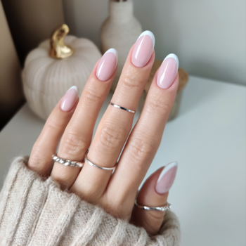 Dłoń z eleganckim frenchem Semilac Smart Extend #803, różowa baza, białe końcówki, lśniące, naturalne paznokcie.