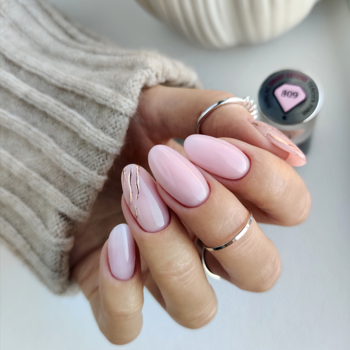 Dłoń z różowym mani Semilac Smart Extend 809, owalne paznokcie, obok słoiczek lakieru hybrydowego.