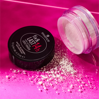 Essence Fix & Last 14h matujący puder sypki, czarne opakowanie, otwarte wieczko i rozsypany puder na różowym tle.