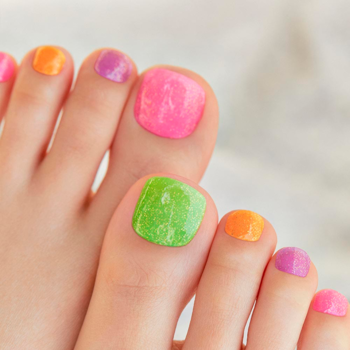 Ohora naklejki hybrydowe Ade 103. Pedicure na stopach: paznokcie w żywych kolorach różu, zieleni, pomarańczy i purpury.